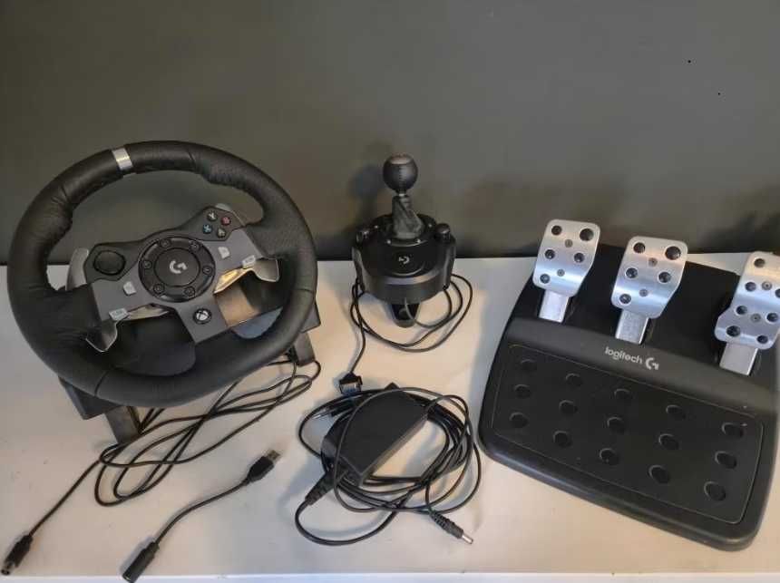 Kierownica Logitech G920 z pedałami i skrzynią biegów.