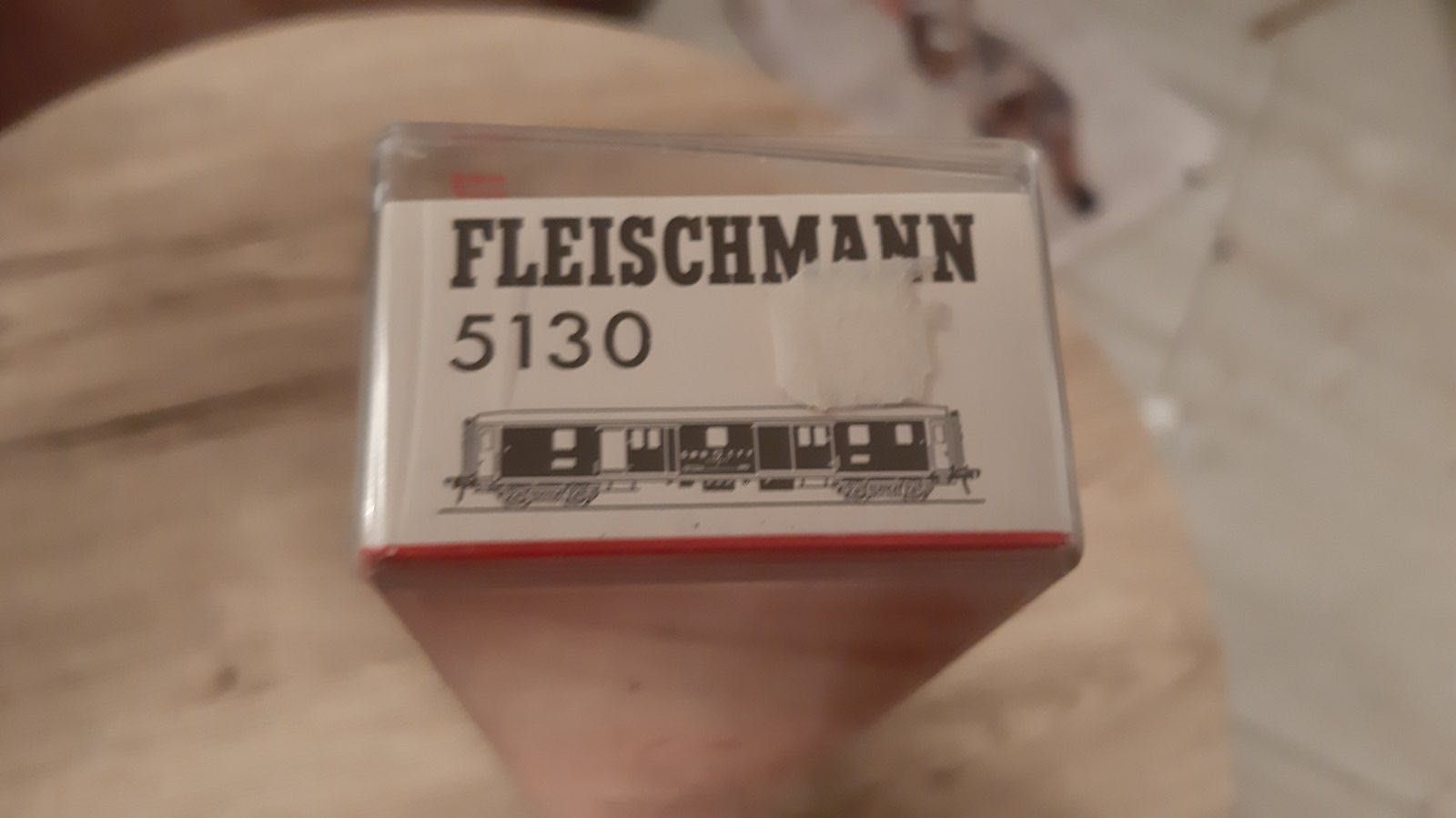 Wagon restauracyjny szwajcarskiej kolei Fleischmann 5130