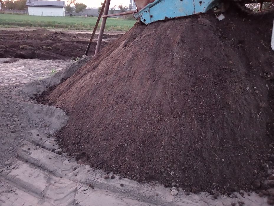 Ziemia ogrodowa czarna przesiana. Humus