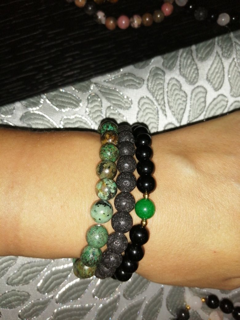 Pulseiras feitas com Pedras Naturais