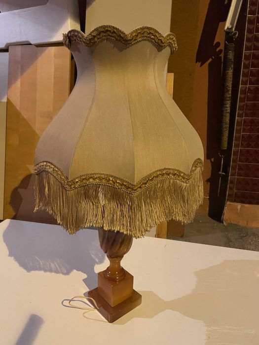 Luminária Vintage - Base Marmorizada e Abat-jour – Elegância Clássica
