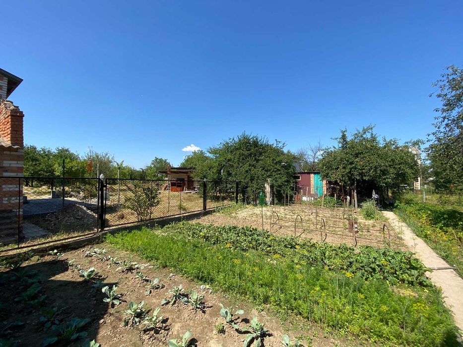 Продається дачний будинок з гаражем у мальовничому місці!