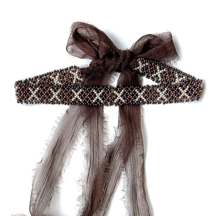 Мініатюрна силянка кольору бордо на завʼязках з жатого шовку