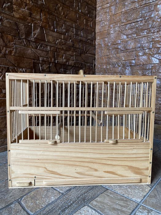 Дерев’яна клітка для птахів