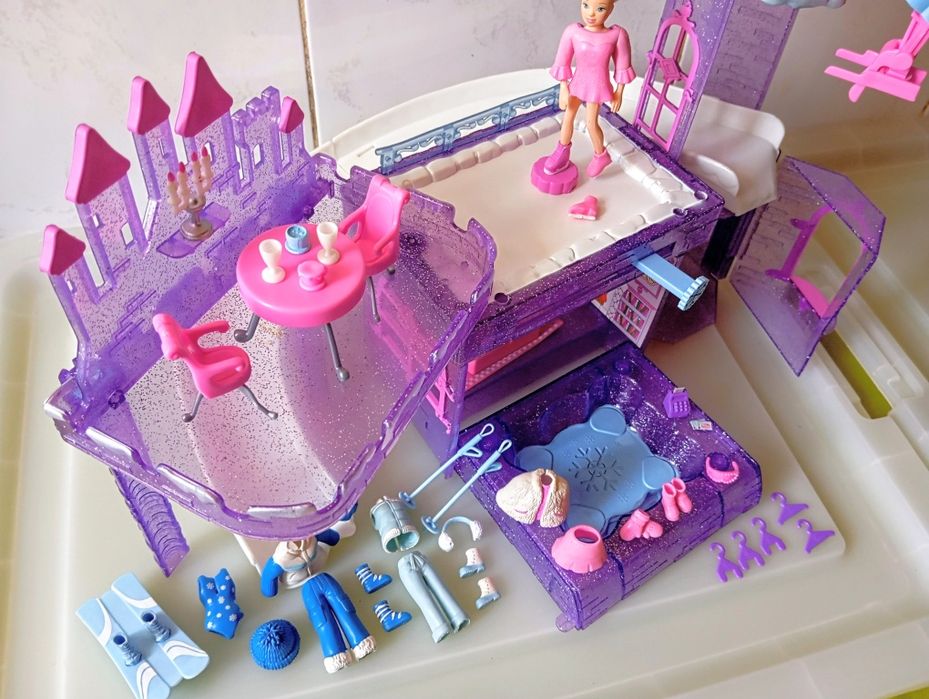 Polly Pocket Snow Cool Hotel 2004 completo.Negociável.
Conforme fotos.