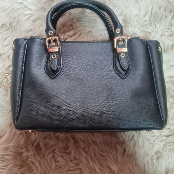 Guess mała torebka do ręki i listonoszka czarna ze złotymi zdobieniami