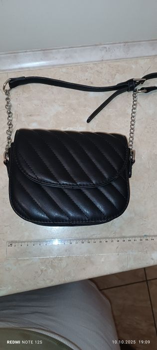 Mała czarna torebka firmy Reserved