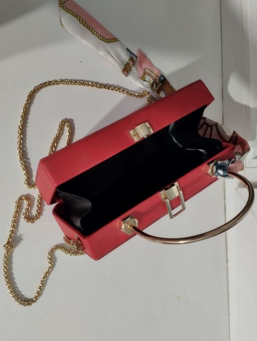 Жіноча шкіряна червона клач-сумочка з золотим ланцюжком