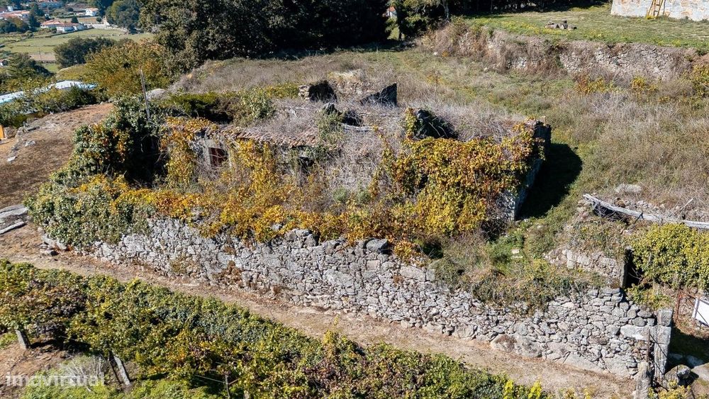 Ruína com terreno em Paredes de Coura