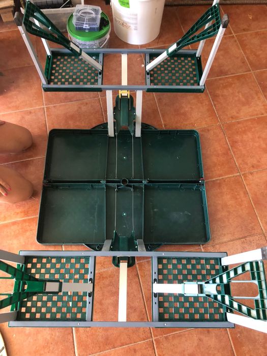 Mesa Portátil em mala com 4 cadeiras incluídas