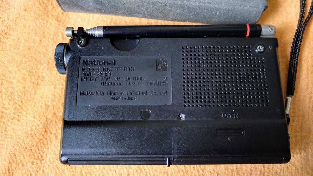 Mini radio portatil raro National/Panasonic RF-B10 8 Bandas