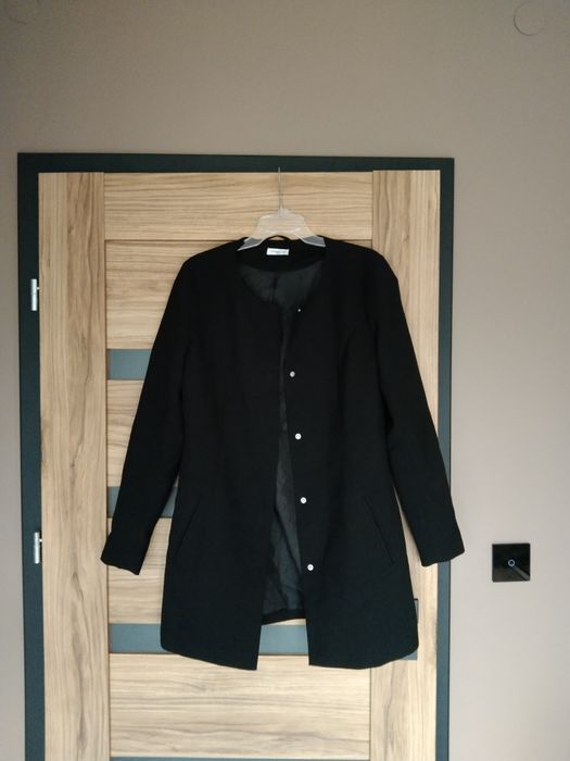 Czarny elegancki damski płaszcz