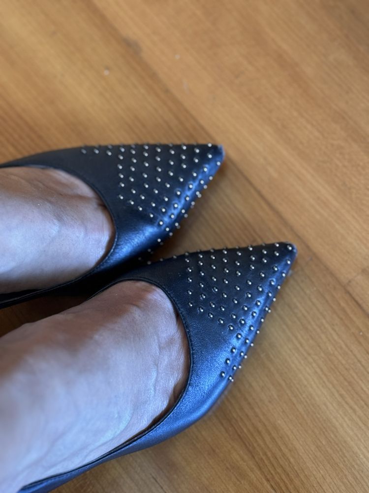 Sapatos pele preta Guess salto alto