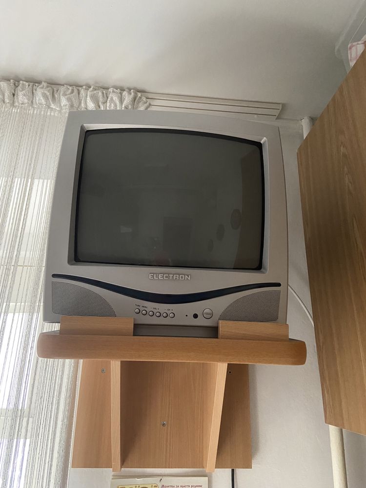Телевізор з полицею