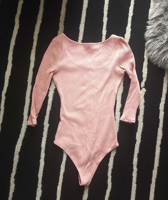 Pudrowo różowe body Tally Weijl z prążkowanego materiału