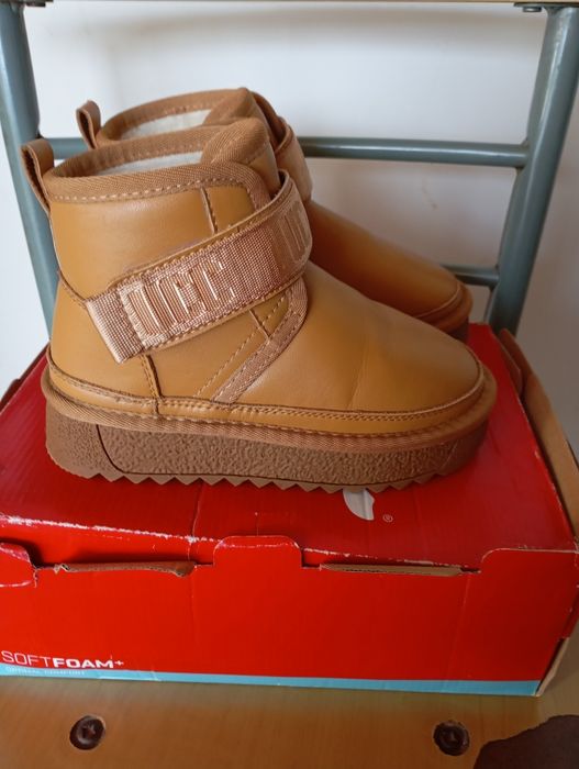 Продам на дівчинку угги в розмірі 32