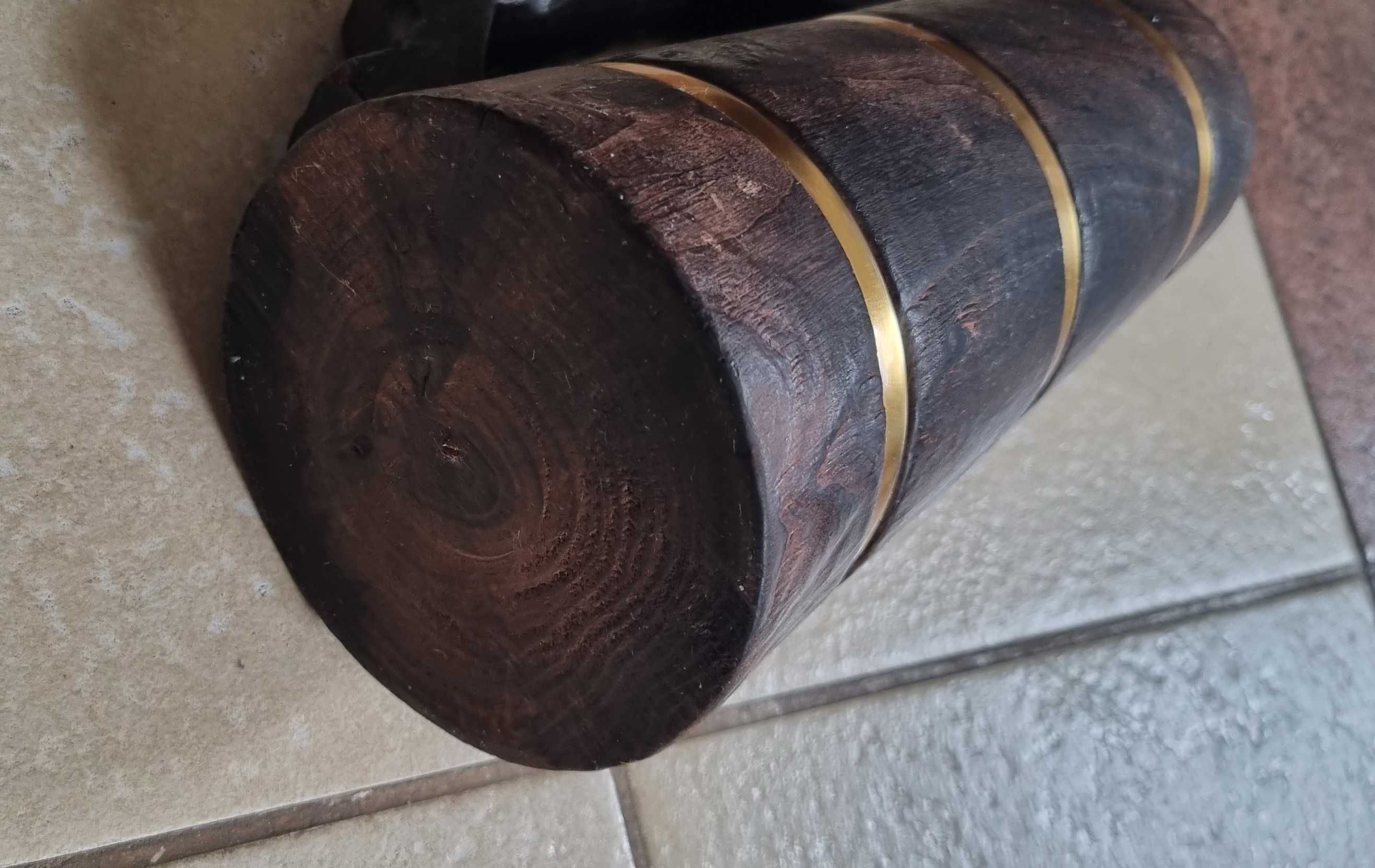 Stary kufel z naturalnego drewna