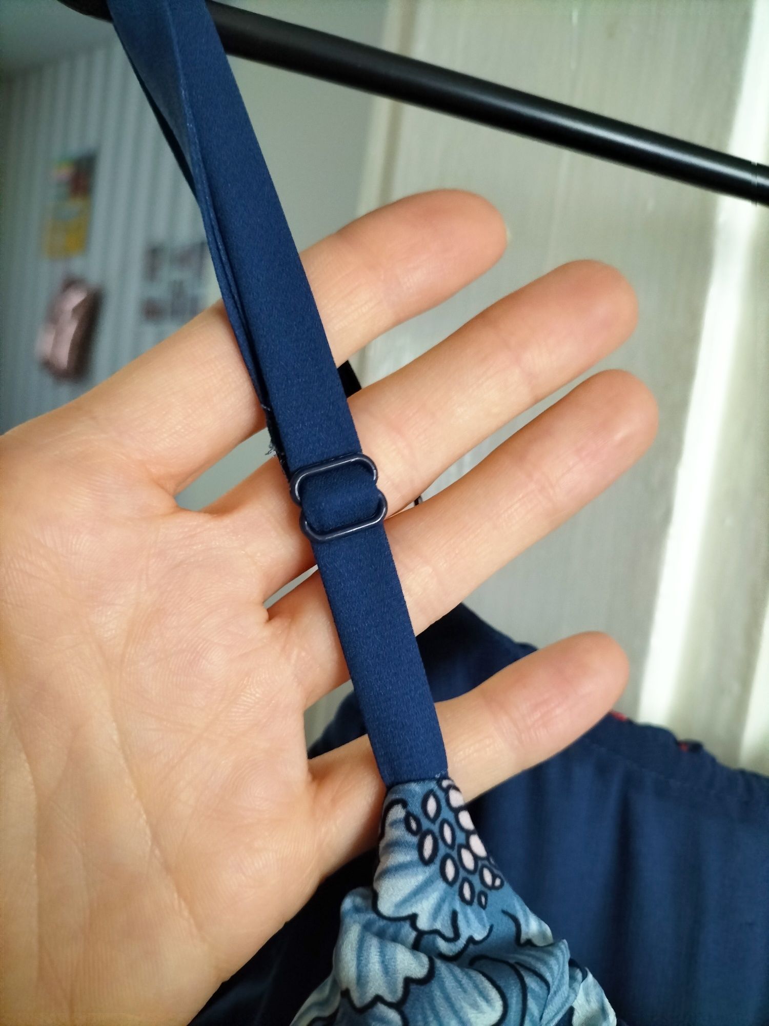 Piękna sukienka Pepe Jeans granatowa w kwiaty regulowane ramiączka