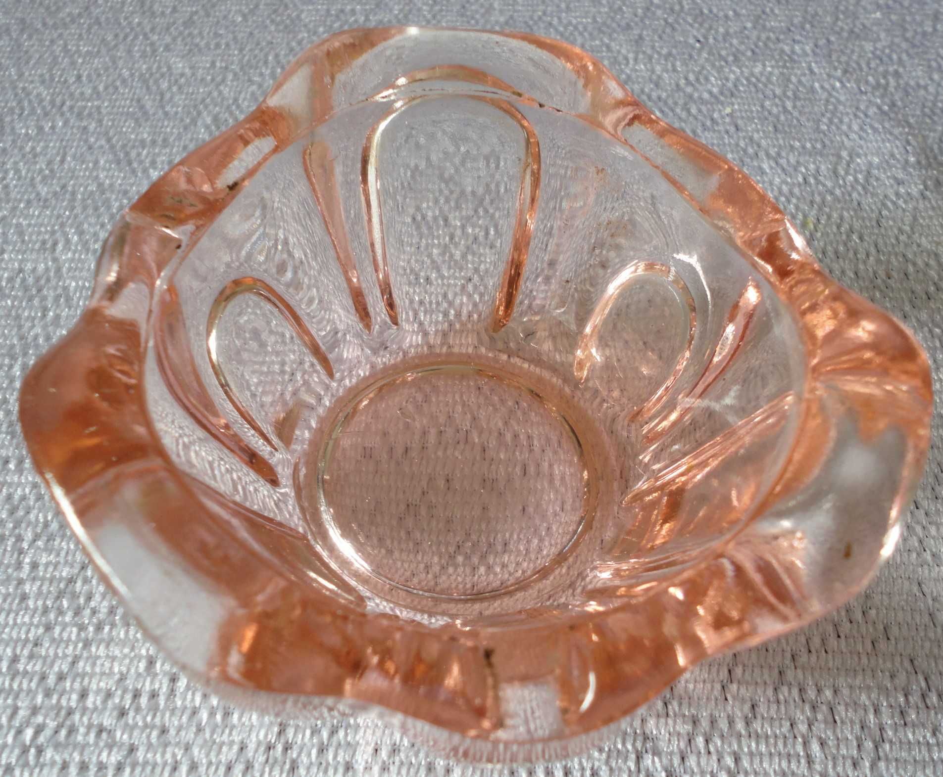 Piękna różowa szklana popielniczka.