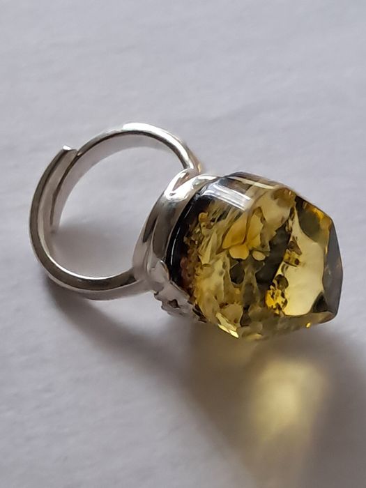 srebrny regulowany pierścionek z naturalnym bursztynem bałtyckim