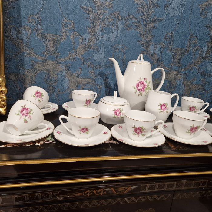 Piękny serwis porcelany dla 10 osób