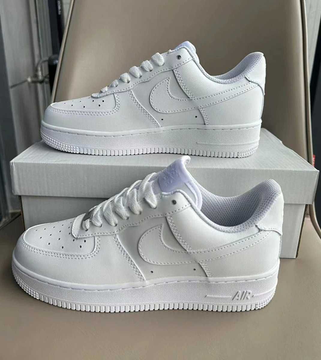 Białe buty Nike w rozmiarze 38, dostarczane w pudełku