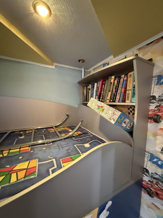 Двухэтажная кровать детская с мебелью вся, шкаф и тд