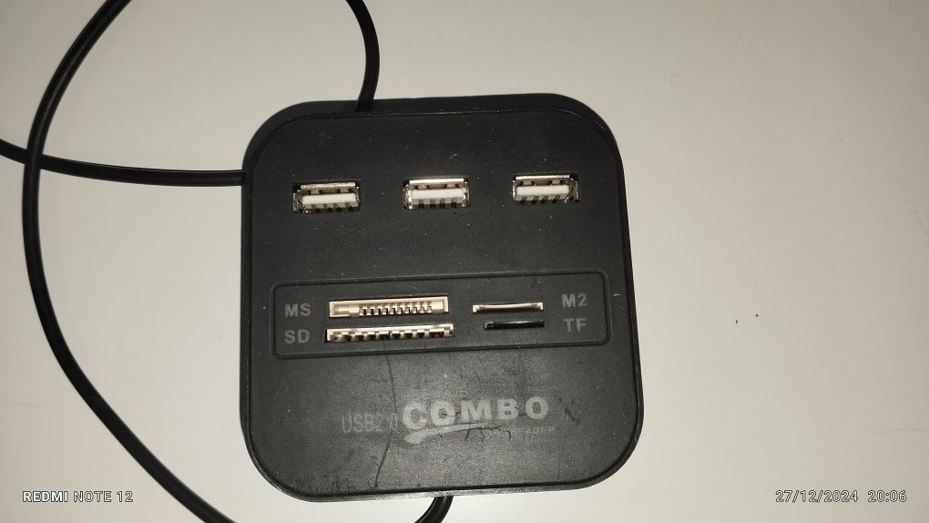 Combinação USB e leitor de cartão 2.0. Três portas USB, SD, MS, M2, sl