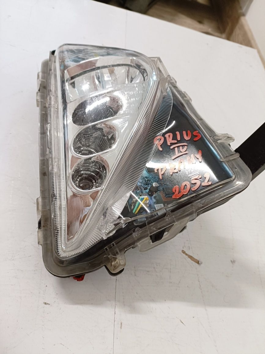 Toyota Prius IV Halogen LED prawy