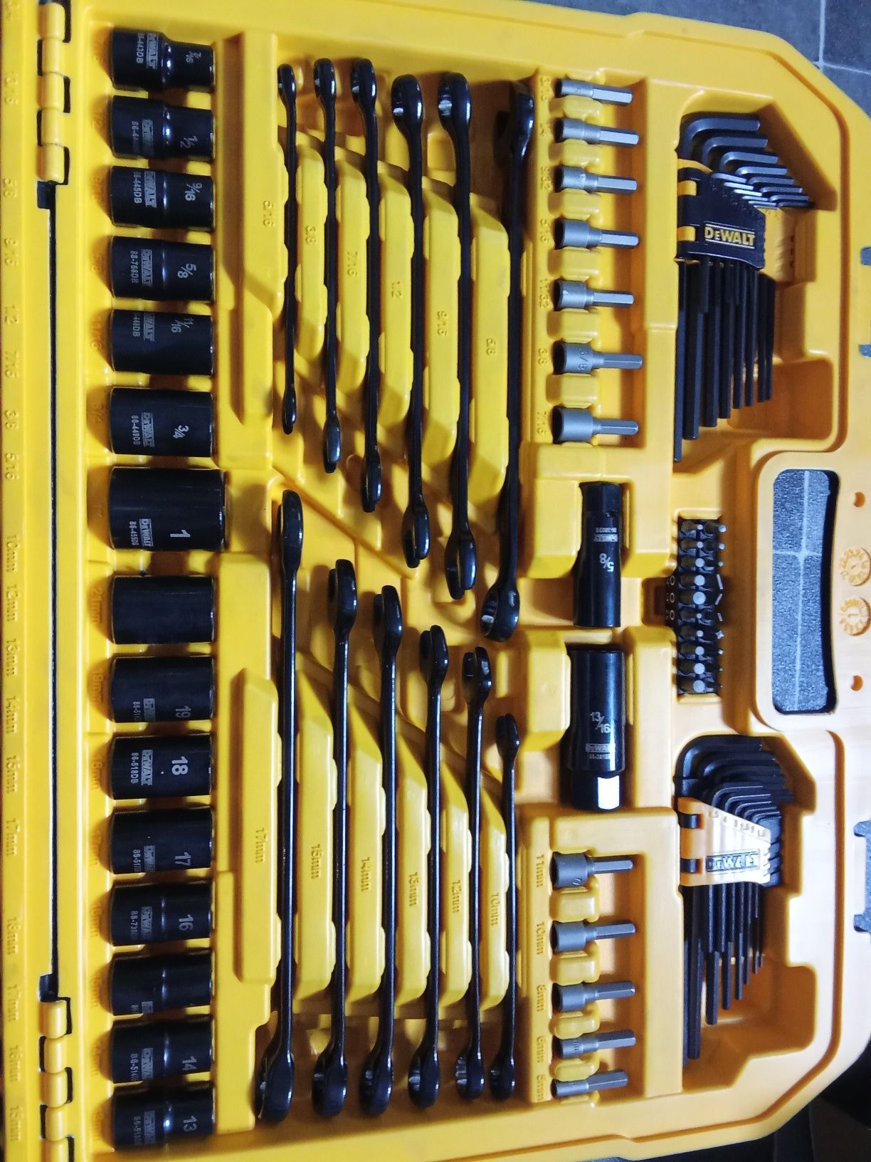 Klucze nasadowe profesjonalne DeWalt 1/4" 3/8" 1/2" zestaw walizka