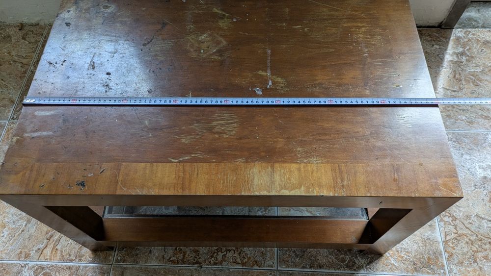 Mesa de apoio em madeira.