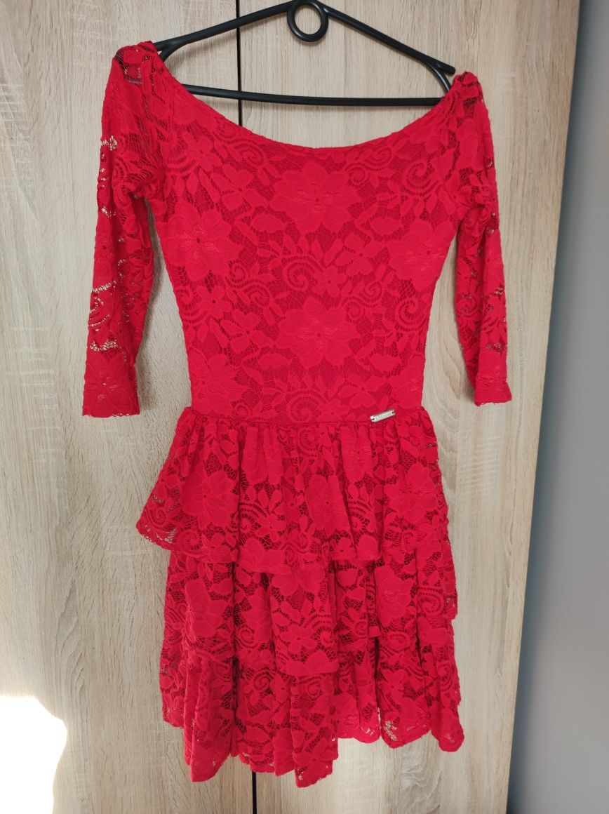 Czerwona sukienka w rozmiarze XS