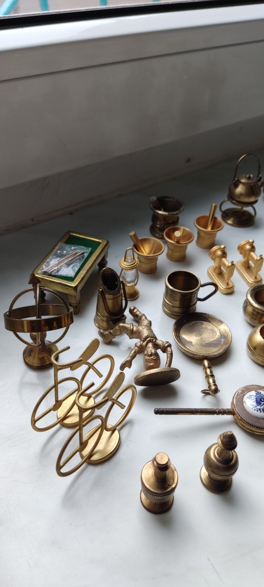 Ozdobne miniatury przedmiotów z mosiądzu  zestaw