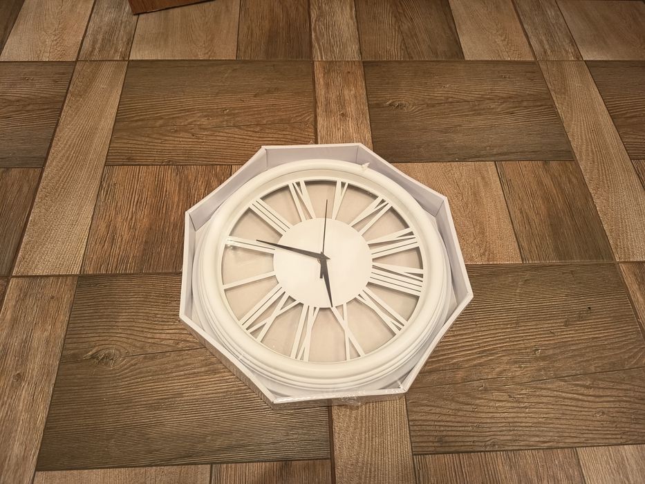 Nowy biały zegar ścienny 35 cm