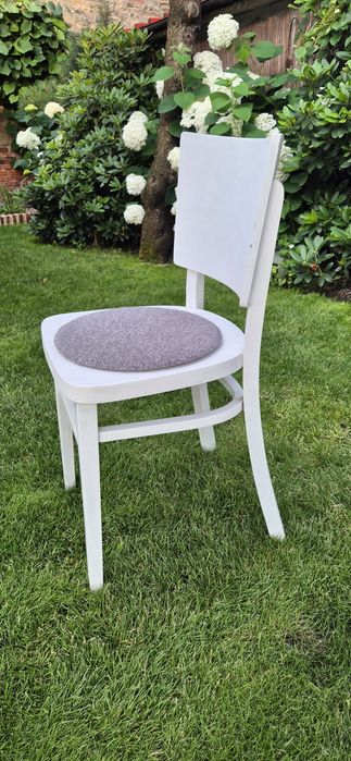 Krzesło białe drewniane