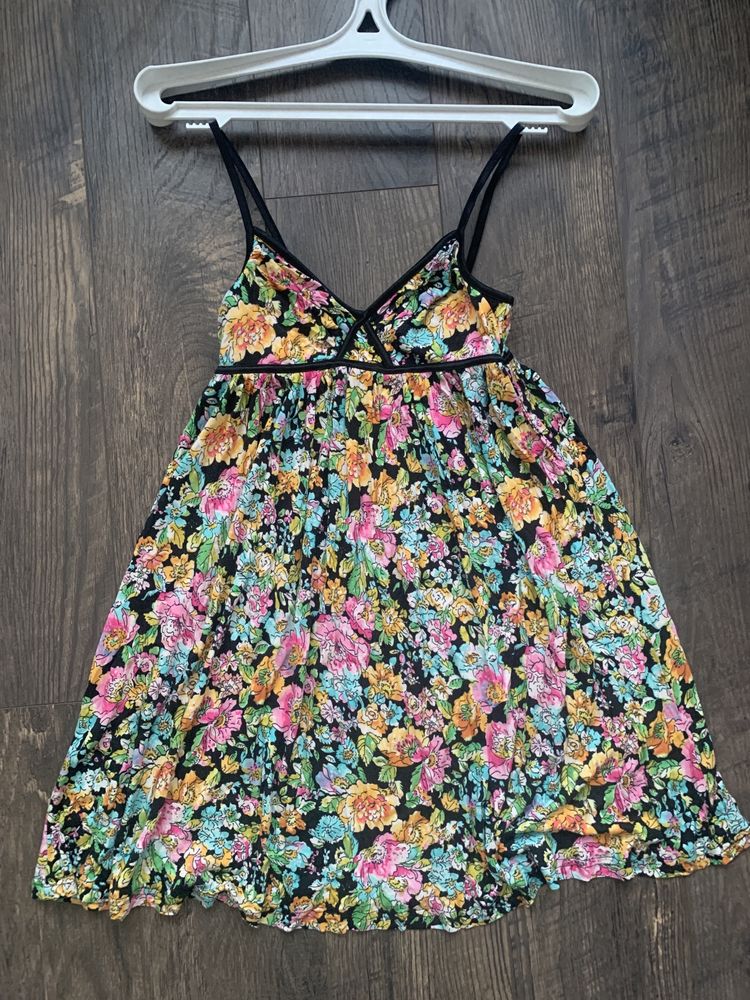 Легкое платье в цветах H&M