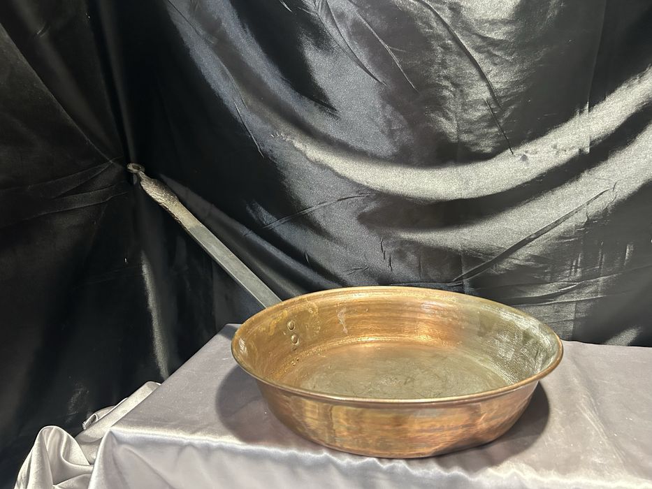 Miedziana patelnia z kutą rączką – duża – sygnowana koroną – vintage