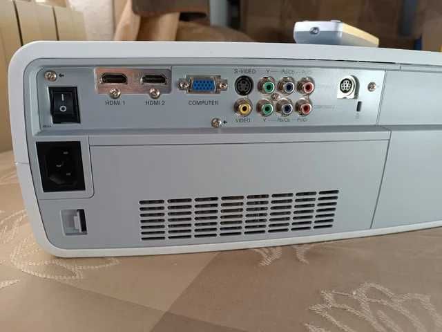 Projetor SANYO PLV-Z7000 + tela motorizada REFLECTA + cabo HDMI 10m