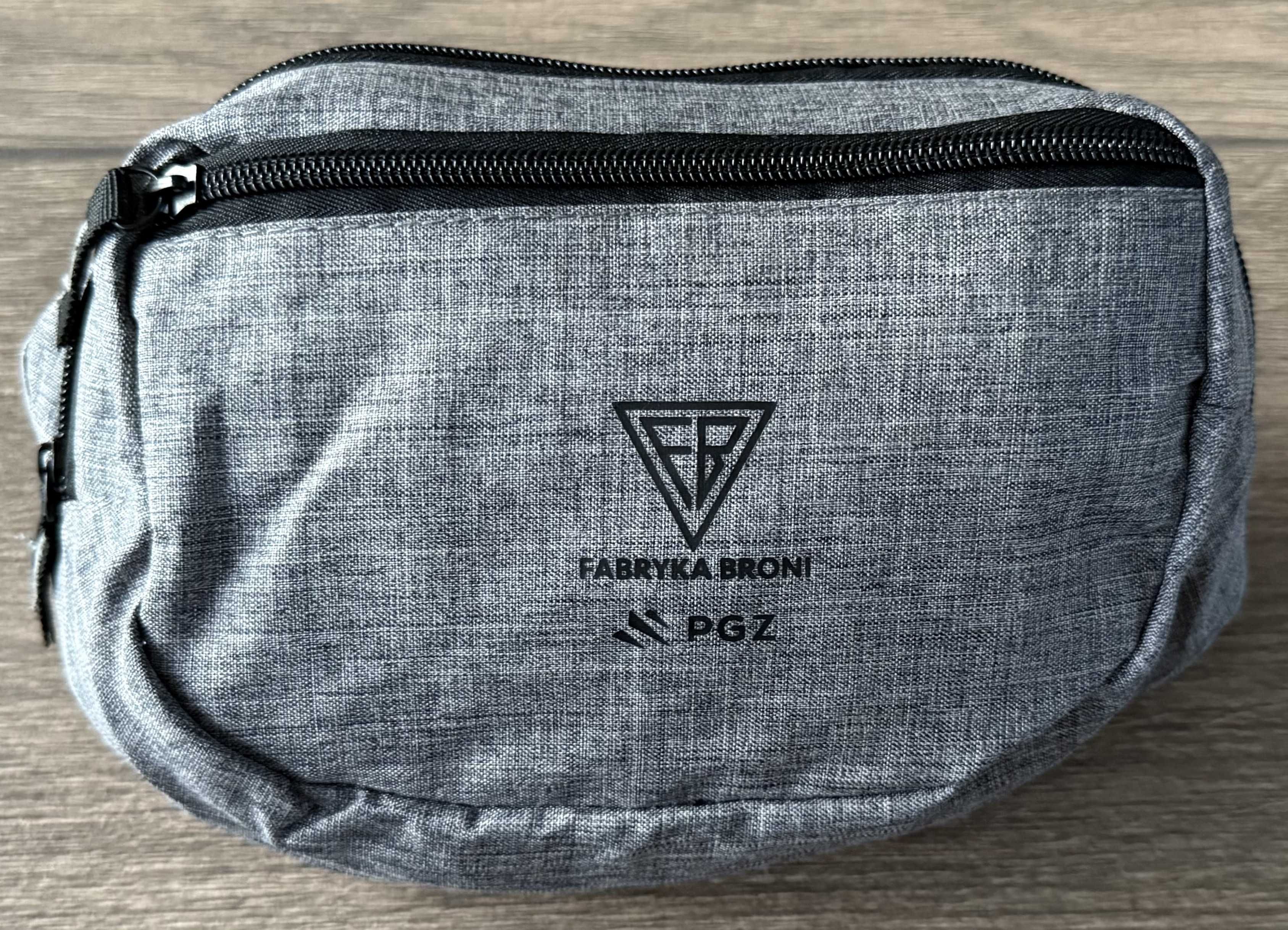 Nowa saszetka typu "nerka" szara z logo Fabryka Broni