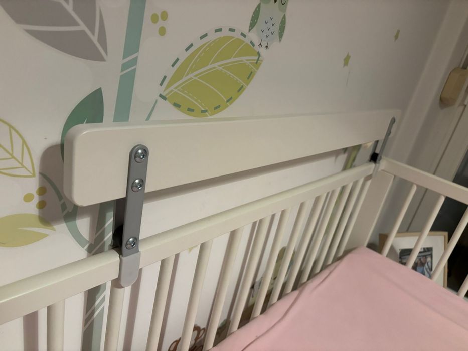 Berço de Ikea com colchão e lençóis