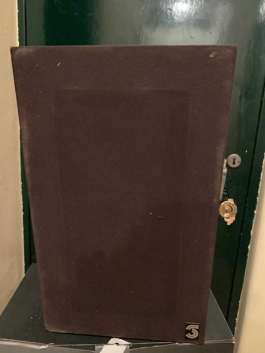 coluna madeira com cabos