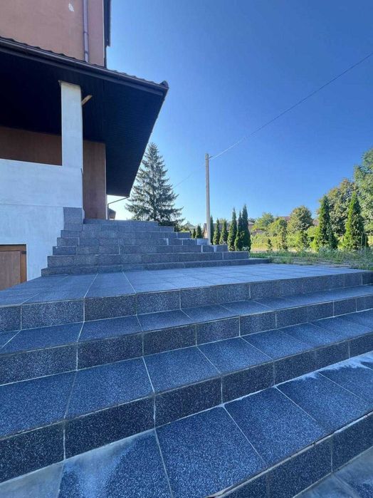 Продаж комерційного приміщення під ресторан та готель