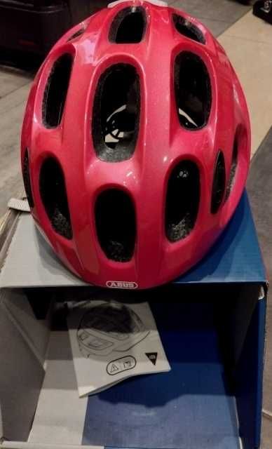 Różowy kask  Abus.