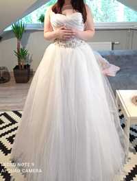 Tiulowa suknia ślubna