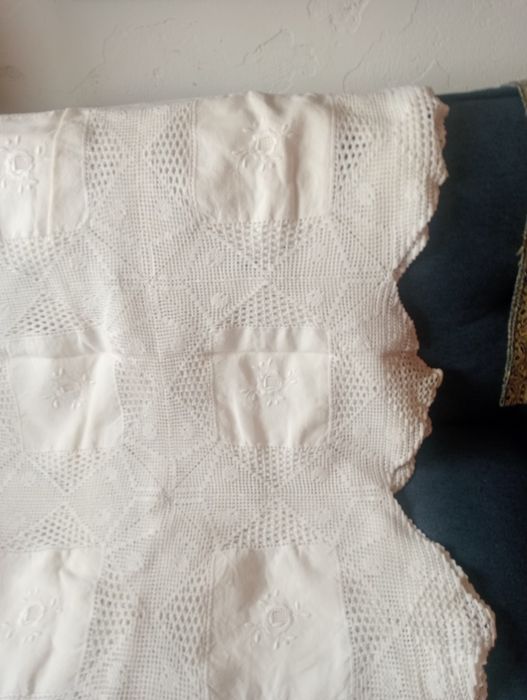 Toalha  de mesa - linho bordado e crochê feita á mão -