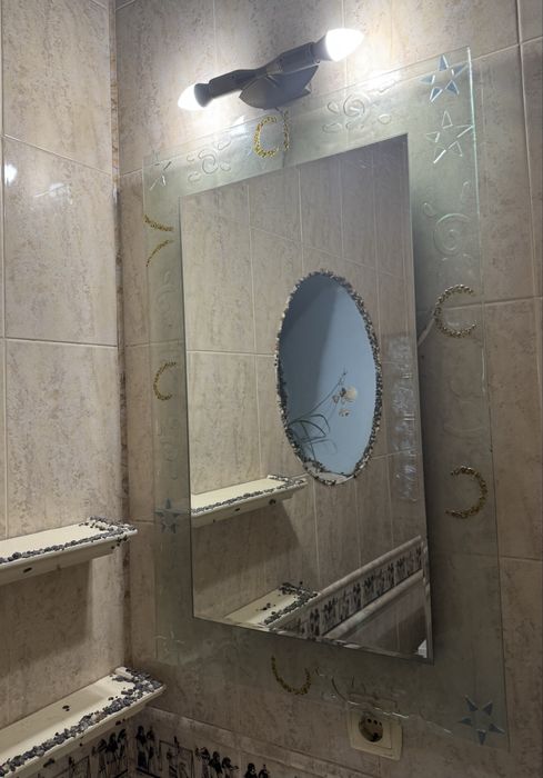 Поодажться кртуий столик з умивальником, краном та дзеркалом!Терміново