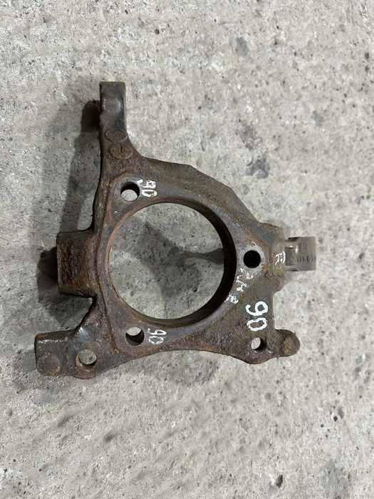 Поворотный кулак передний  правый Opel Astra H 2004-  13111670