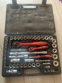 Комплект інструментів з ключами та головками