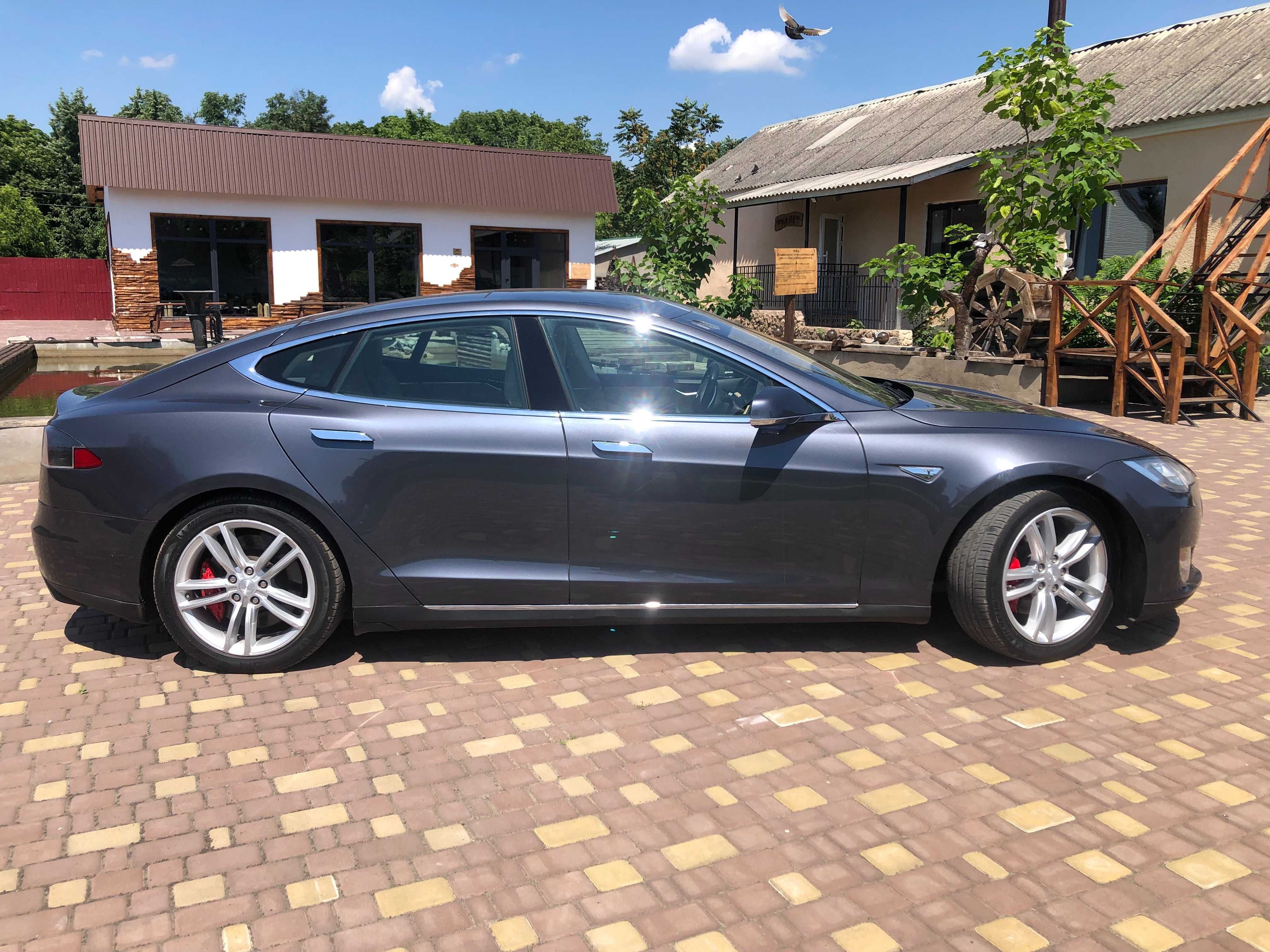 Tesla Model S P85D (700 к.с.)