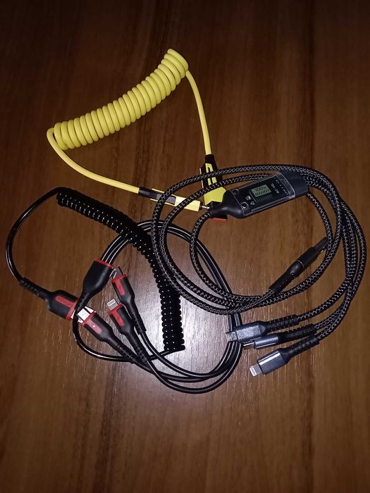 Юсб шнури для заряду телефону.